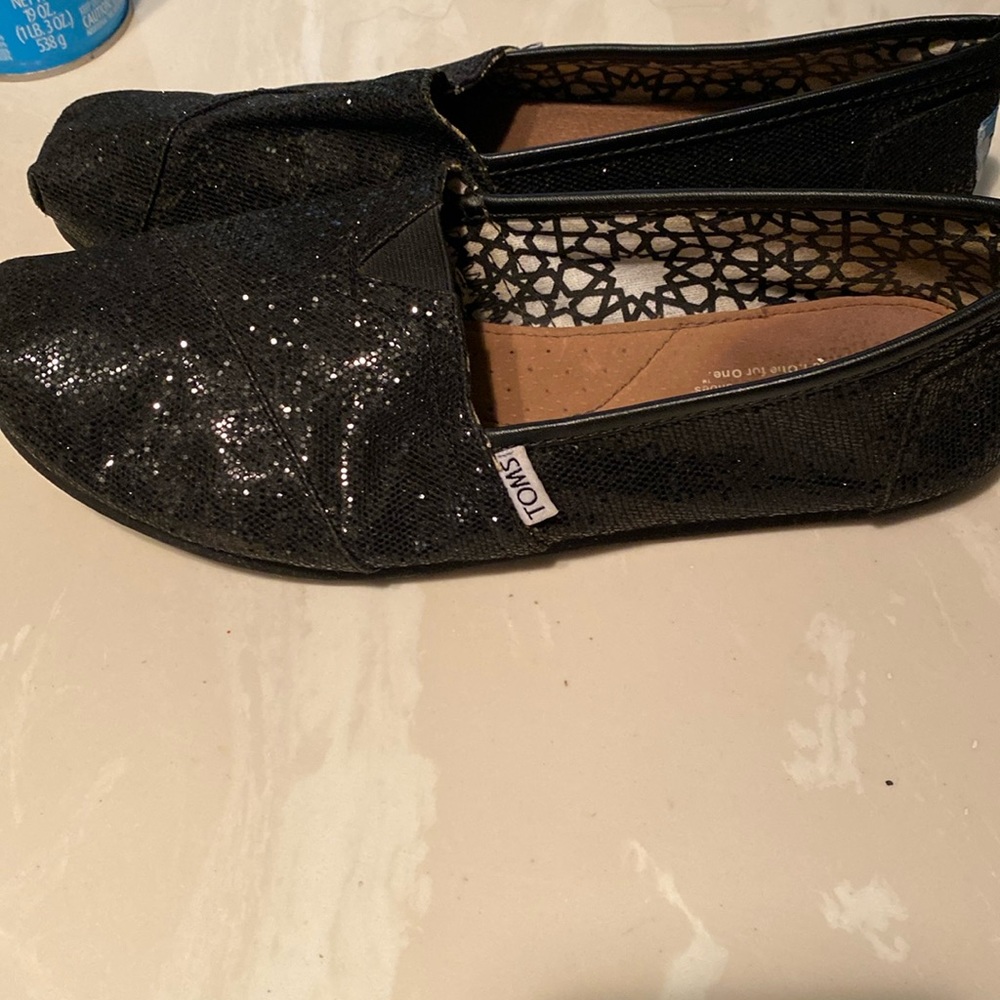 Tom’s black sequins